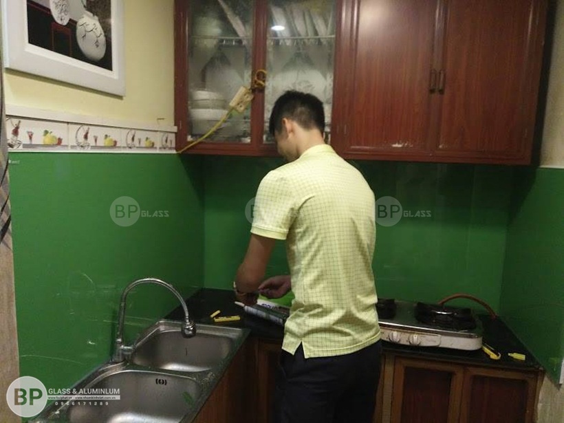 kính ơn màu ốp bếp nhà chị Yến 133 Hoàng Mai